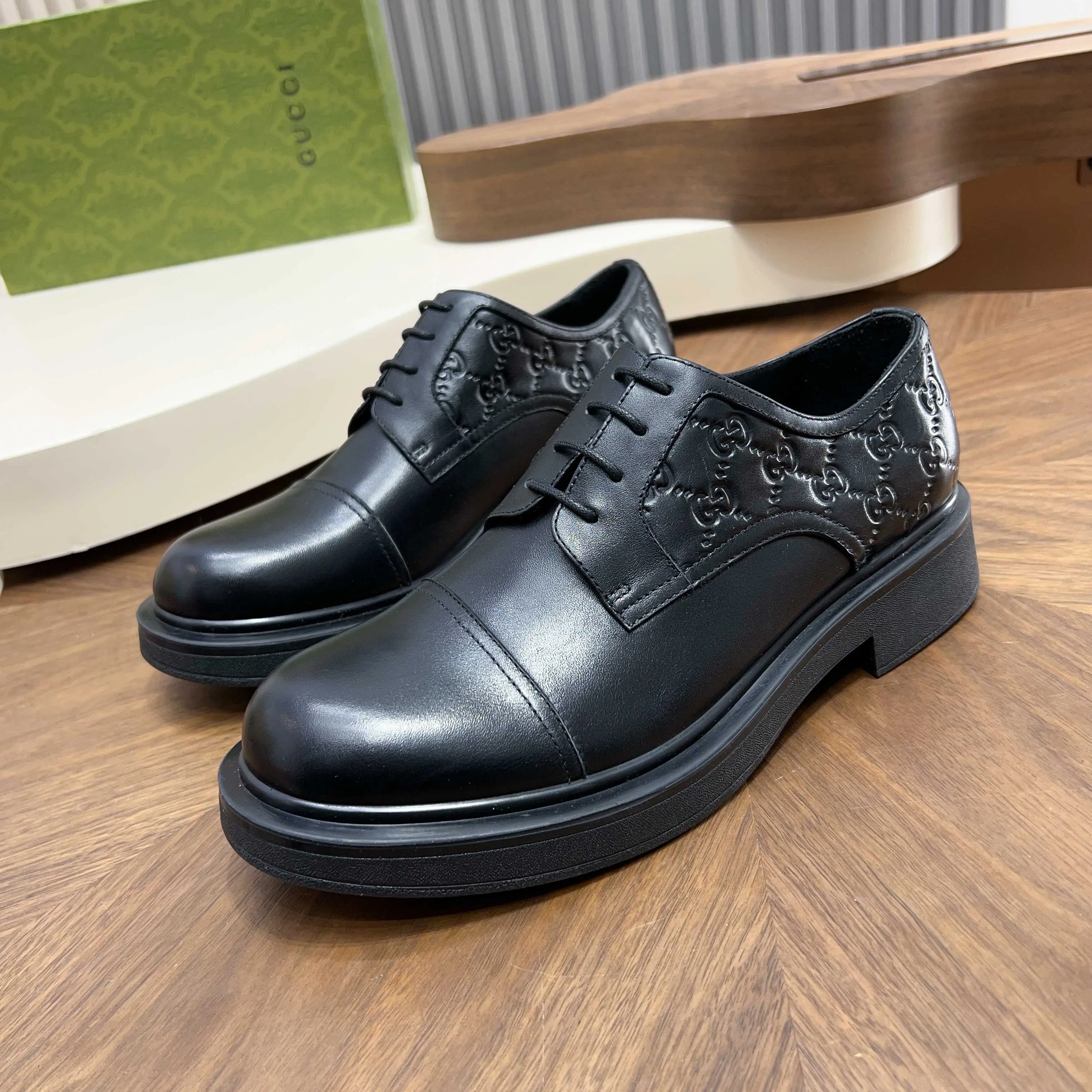 💰780 Gucci/Gucci new men’s lace-up shoes with GG details, matte cow leather derby shoes! The design of this men's lace-up shoe is rooted in the brand's heritage. Crafted from premium waxed cow leather, it is embellished with GG printed embossed suede leather details, a nod to Gucci's iconic monogram. The rubber sole decorated with GG pattern adds a touch of modern fashion to this design. Typical three-joint style design. European and American classic version, full calfskin lining. The overall upper texture is soft and the lining is comfortable and breathable. 2CM thickened soft rubber sole, easy to control. Versatile and stylish upper foot, multiple colors available to meet different matching needs, complete package! Size: 39-40-41-42-43-44 leather shoe size (38.45.46 can be customized)